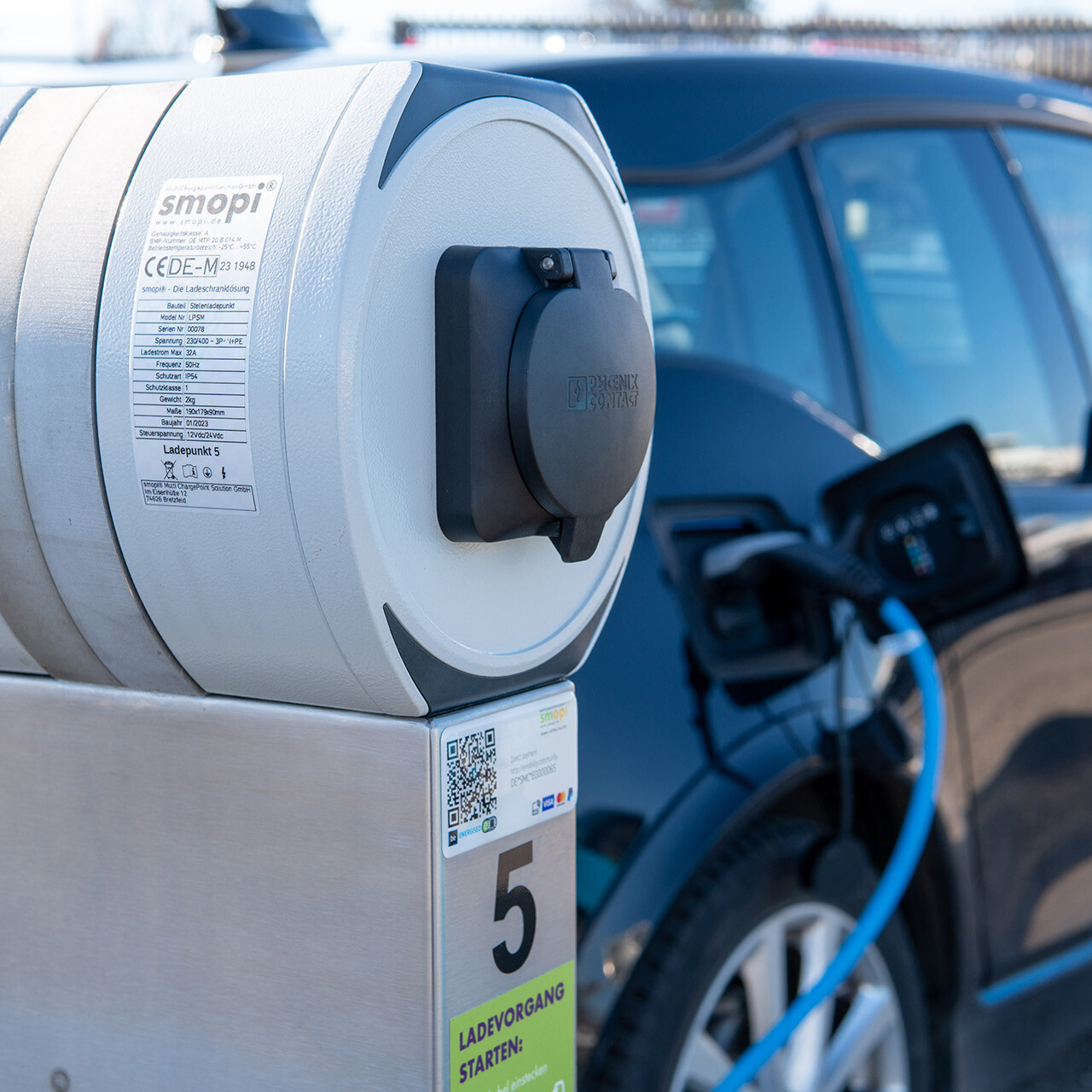 ein Elektroauto lädt an einer smopi Ladestation